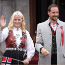 The Crown Prince and Crown Princess greeting the Children's Parade in Asker outside Skaugum (Photo: Stella Pictures)